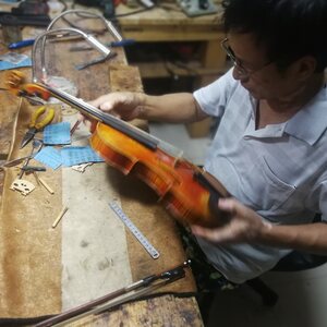吴小萍在装配提琴