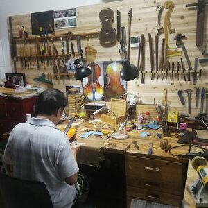 吴小萍在装配提琴